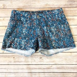 Levi’s Geometric Print Jean Shorts Raw Hem Size 8